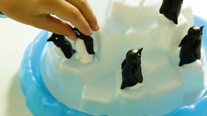 Actual product image Ravensburger Plitsch-Platsch Penguin (German)