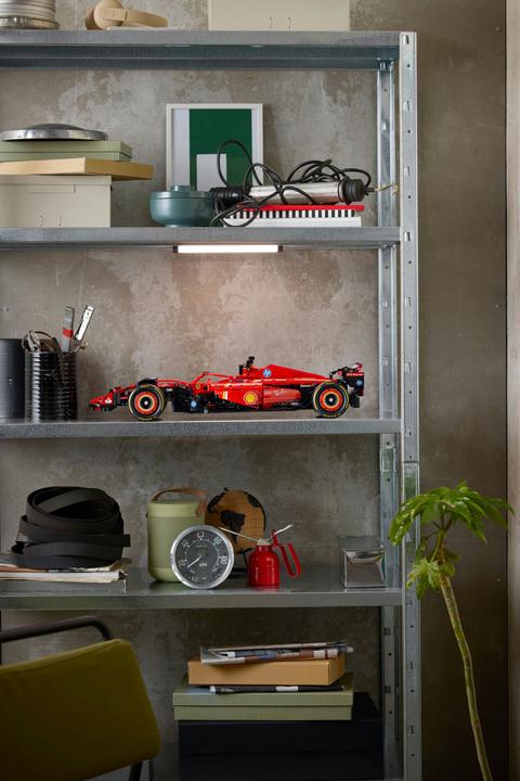 Actual product image LEGO Ferrari SF-24 F1 Rennauto (42207, LEGO Technic)
