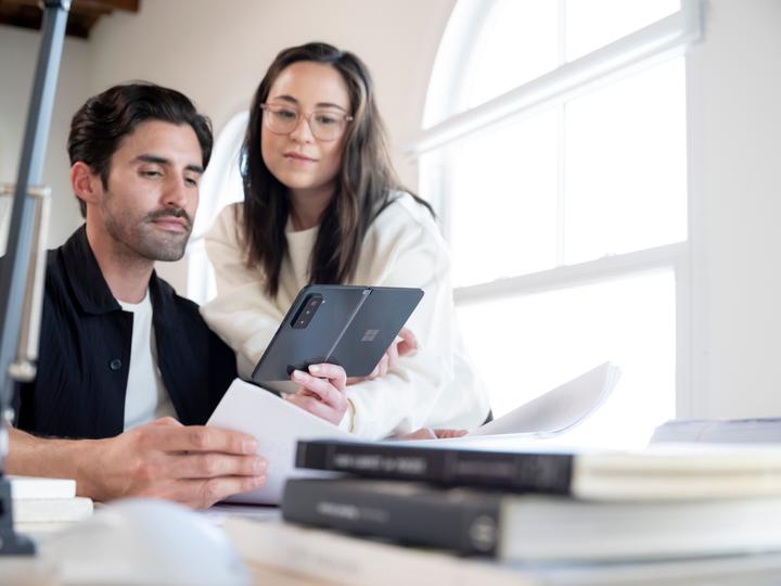 Produktbild Microsoft Surface Duo 2 B2B (256 GB, Obsidian, 8.30", SIM + eSIM, 12 Mpx, 5G)