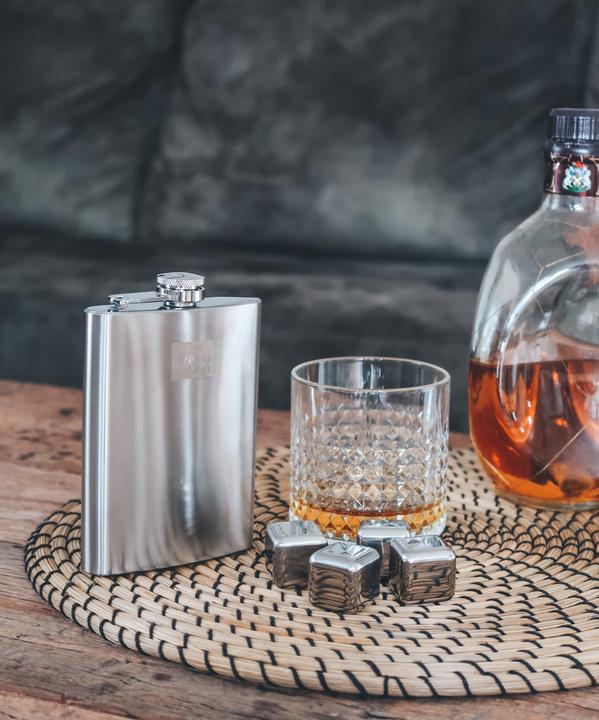 Actual product image Vacu Vin Hip flask with funnel (240 ml)