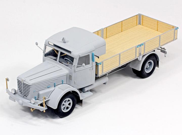 Actual product image Revell Büssing 8000 S 13 with trailer "Platinum Edition