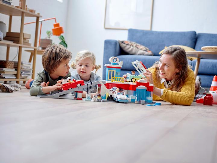 Produktbild LEGO Parkhaus mit Autowaschanlage (10948)