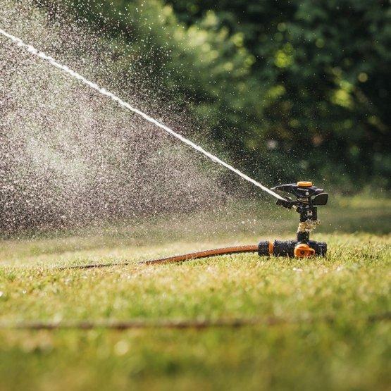 Produktbild Fiskars Pulsierender Sprinkler mit Erdspiess (Sprinklersystem)