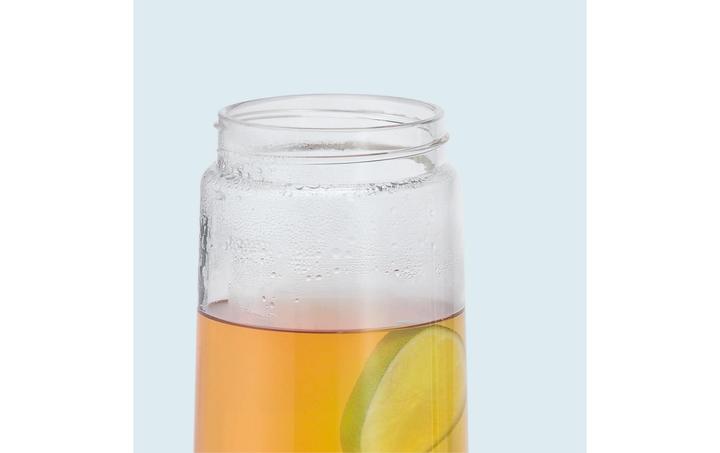 Produktbild WMF Wasserkaraffe 1l Glaskaraffe mit Griff Fruchtspiess Nuro CloseUp-Verschluss (1 l)