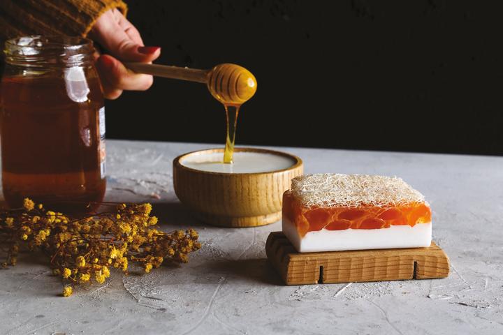 Produktbild MyBiolio Naturseife Eselmilch-Honig mit Kürbisfaser (Hartseife)