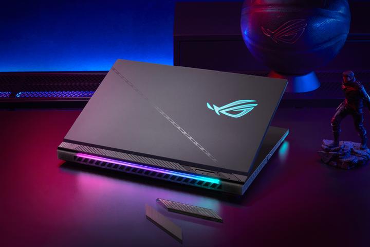 Actual product image ASUS ROG Strix G18 RTX 4070 (18", Intel Core i9-14900HX, 4.29 GB, 1073.74 GB, DE)