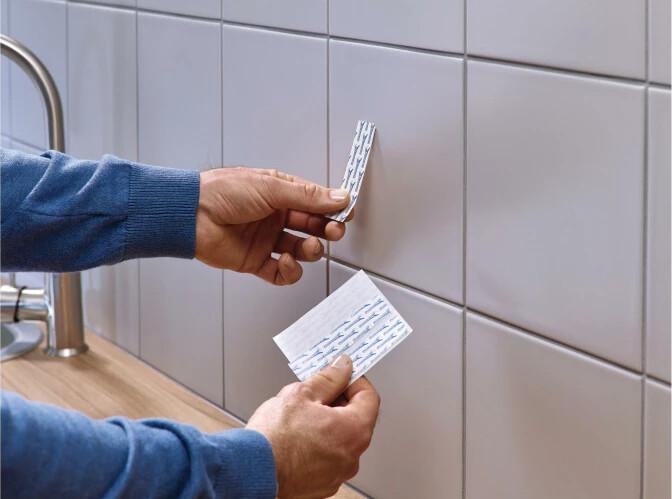 Image du produit tesa Clous adhésifs pour carrelage et métal, capacité de rétention de 3 kg, détachables sans laisser de
