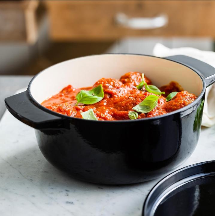 Produktbild KitchenAid braadpan 22cm - gemailleerd gietijzer - onyx zwart - rond (22 cm, Bräter + Schmortopf, Gusseisen)
