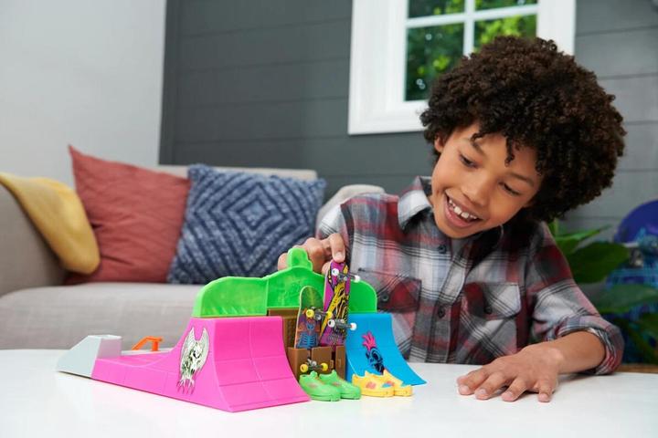 Produktbild Hot Wheels Skate Tony Hawk HQ Skatepark mit 2 exklusiven Fingerboards und 2 Paar Skateschuhen