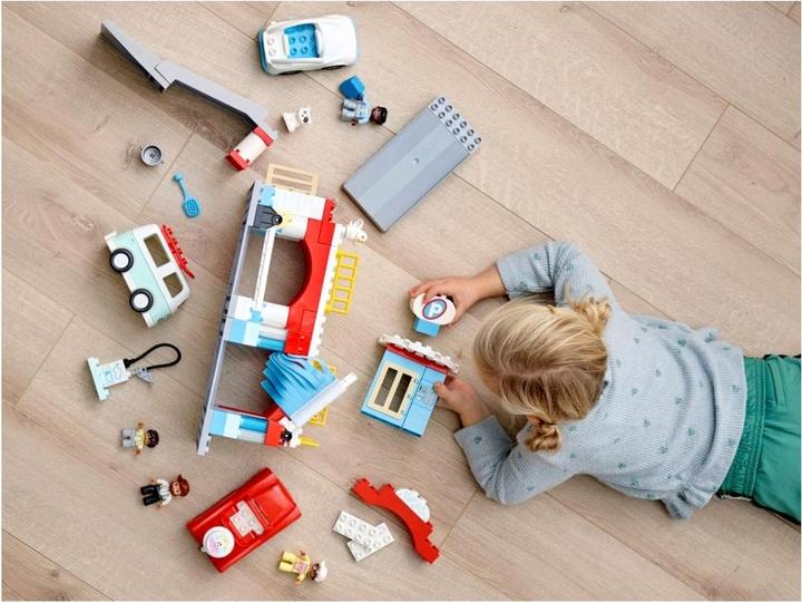 Produktbild LEGO Parkhaus mit Autowaschanlage (10948)