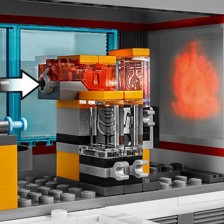 Actual product image LEGO Hospital (60204, LEGO City)