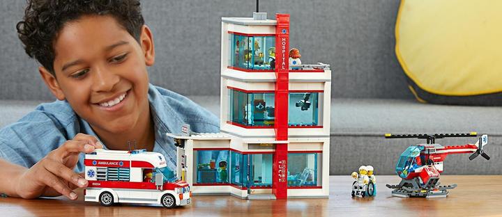Actual product image LEGO Hospital (60204, LEGO City)