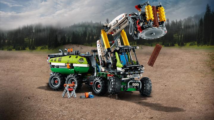Actual product image LEGO Harvester Forest Machine (42080, LEGO Technic)