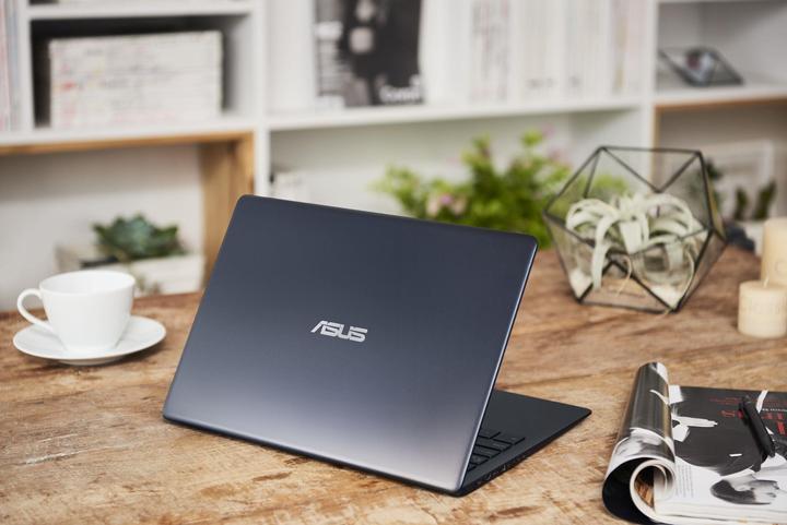 Produktbild ASUS ZenBook 13 UX331UN-EG068T (13.30", Intel Core i7-8550U, 16 GB, 256 GB, CH)