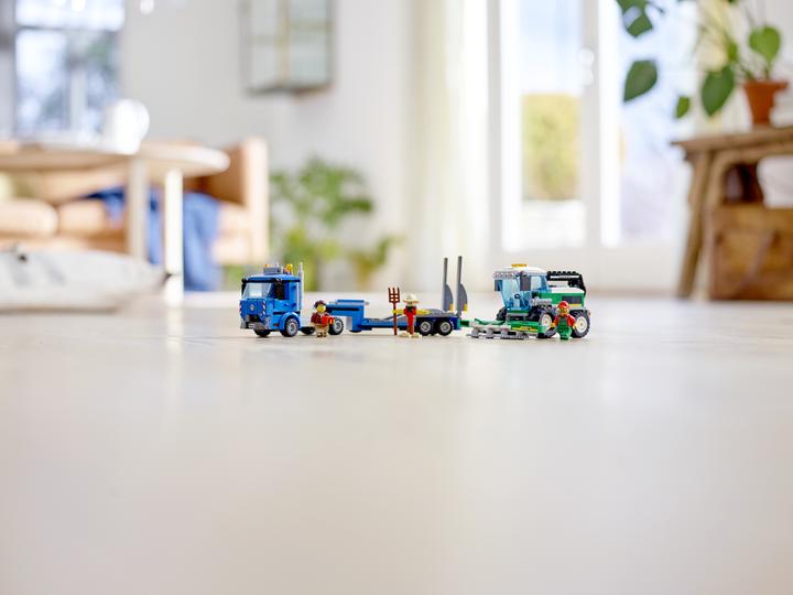 Actual product image LEGO Harvester Transport (60223, LEGO City)