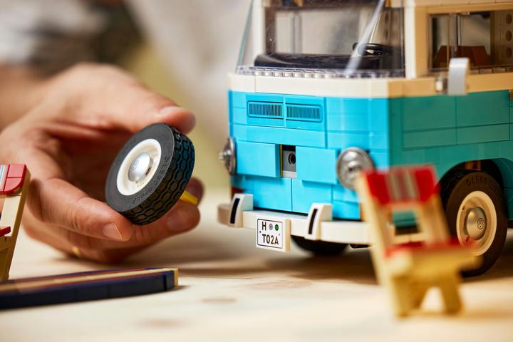 Actual product image LEGO Volkswagen T2 Camping Bus (10279, LEGO Creator Expert, LEGO Rare Sets)