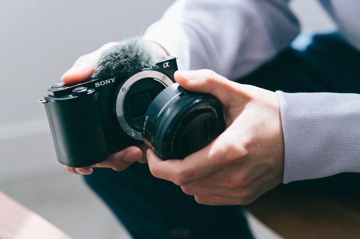 Immagine prodotto Sony Alpha ZV-E10L (16 - 50 mm, 24 Mpx, APS-C / DX)