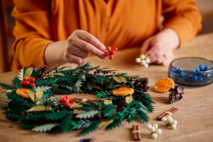 Actual product image LEGO Christmas wreath (10340, LEGO Icons)