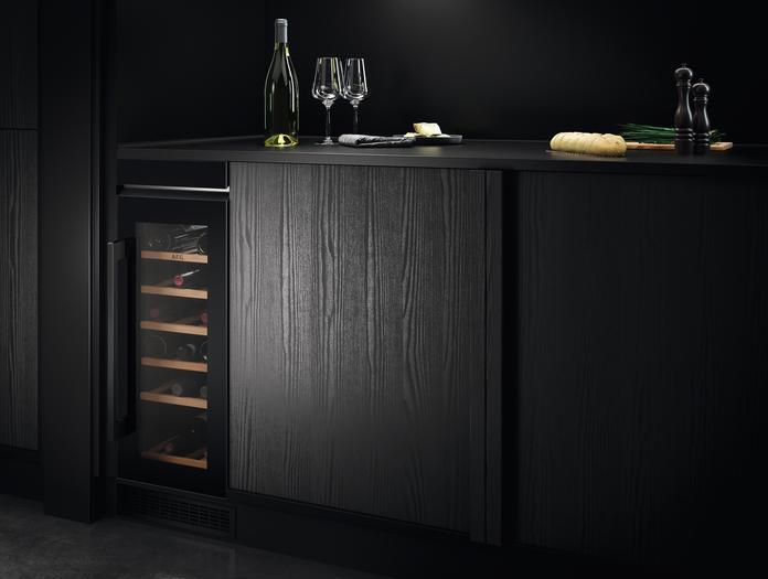 Actual product image AEG AWUS020B5B 5000 wine temperature control cabinet / up to 20 bottles