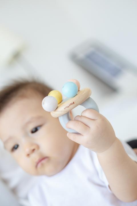 Produktbild Plantoys Perlen - Rassel pastell