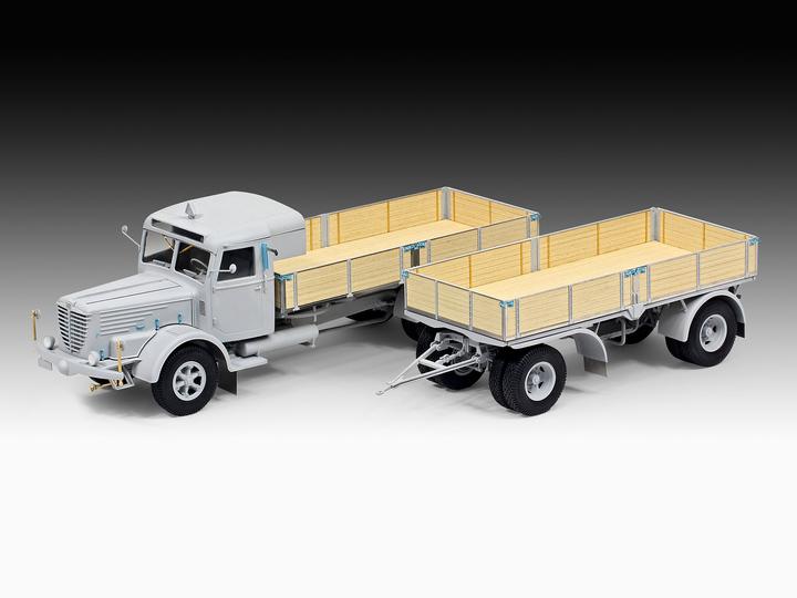 Actual product image Revell Büssing 8000 S 13 with trailer "Platinum Edition
