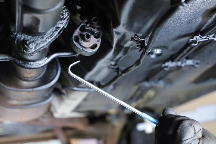 Actual product image BGS Exhaust Rubber Hook Set 2 pcs.