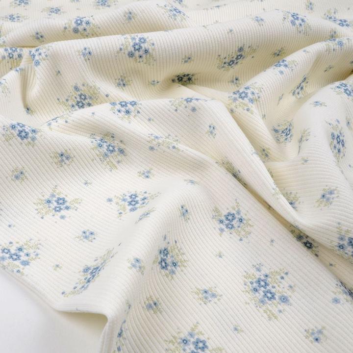 Produktbild Würfel & Mütze Tygdrömmar Bio Ribjersey blaue Blüten