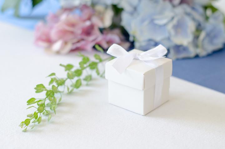 Image du produit Partydeco Boîte à dragées blanche avec ruban (10pcs)