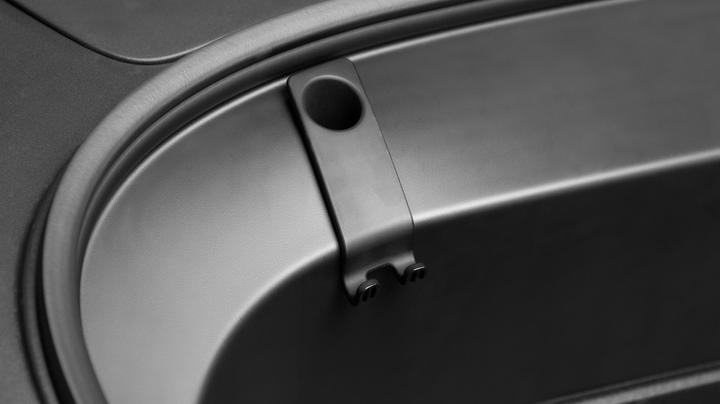 Actual product image Made4EV Taschenhaken für den Frunk des Tesla Model 3