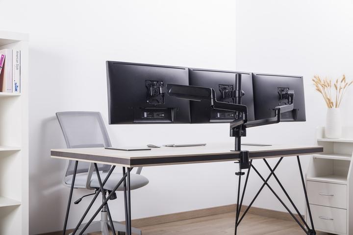 Actual product image Gembird Biurkowe ramię na 3 monitory - regulowane 17-32inch obciążenie do 7kg (Table, 27")