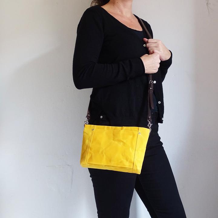 Produktbild Only-Bags.Store Kleine gewachste Canvas-Kreuztasche, Lederriemen, Reissverschlusstasche