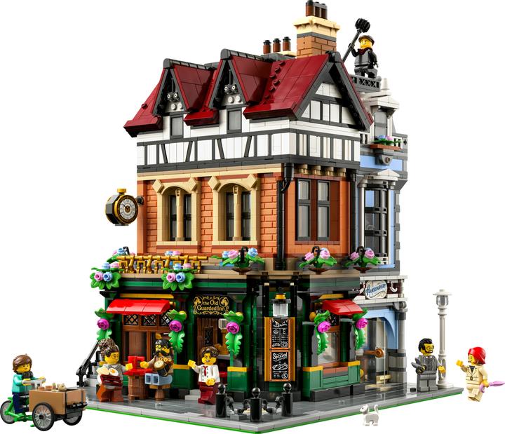 Actual product image LEGO Tudor-style corner house (10350, LEGO Icons, LEGO Rare Sets)