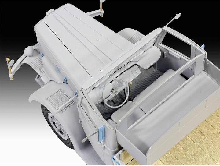 Actual product image Revell Büssing 8000 S 13 with trailer "Platinum Edition