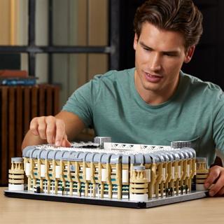 Immagine prodotto LEGO Real Madrid - Stadio Santiago Bernabéu (10299, LEGO Icons, Set LEGO rari)