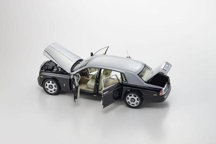 Actual product image Kyosho Rolls-Royce Phamtom EWB Schwarz / Silber, 1:18