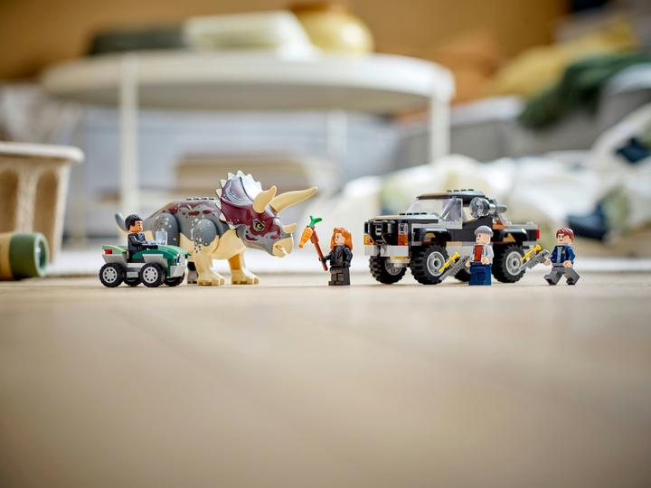 Actual product image LEGO Attack of a triceratops on a pickup truck (76950, LEGO Jurassic World)