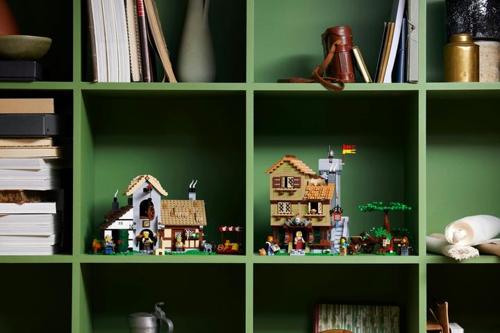 Actual product image LEGO Medieval town square (10332, LEGO Icons, LEGO Rare Sets)