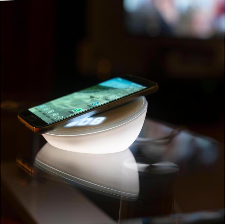 Produktbild 4smarts Wireless Charger VoltBeam N8 15W mit Uhr LED Lampe weiss