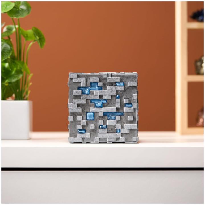 Produktbild Noble Collection Minecraft Replik Illuminating Diamond Ore Cube 10 cm