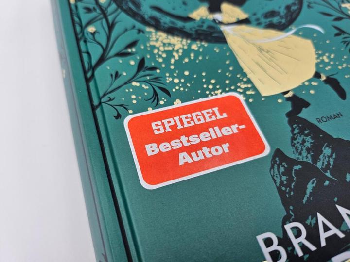 Actual product image Weit über der smaragdgrünen See (German, Howard Lyon, Simon Weinert, Brandon Sanderson, 2023)
