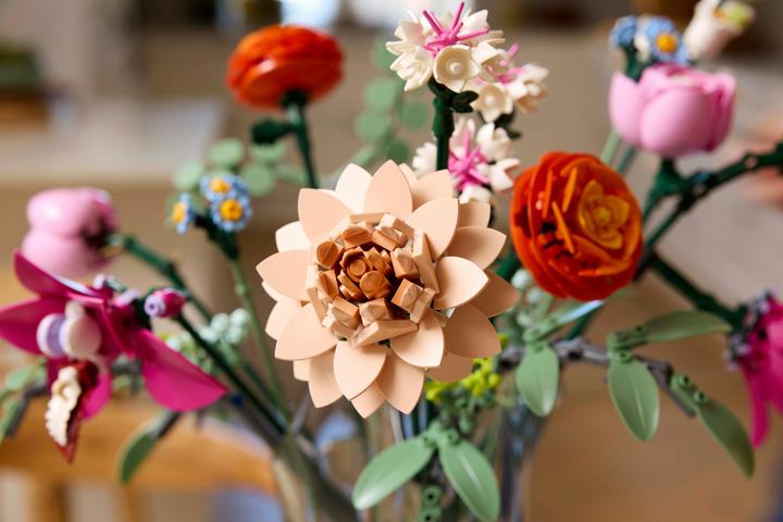 Produktbild LEGO Schöner Rosafarbener Blumenstrauss (10342, LEGO Botanical, LEGO Icons)