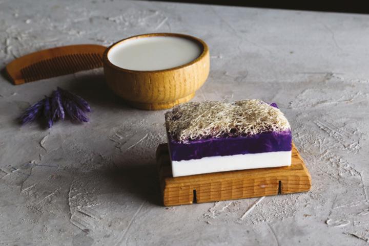 Produktbild MyBiolio Naturseife Eselmilch-Lavendel mit Kürbisfaser (Hartseife)