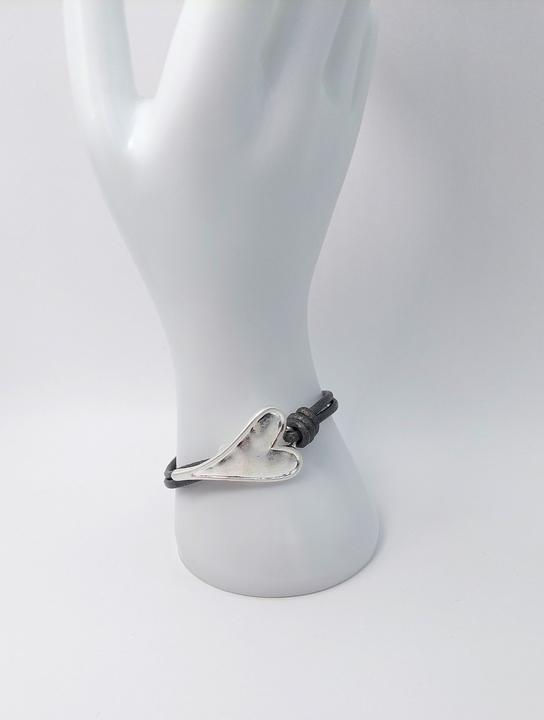Produktbild Signé Signè Armband Leder mit Herz & Magnetverschluss No.3 (Metall, Messing, Leder, Bleifrei, Cadmiumfrei, Nickelfrei)