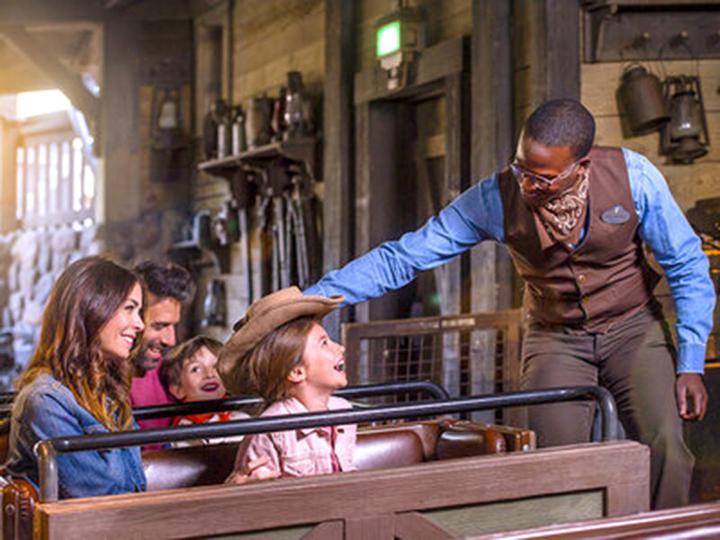 Produktbild Smartbox Disneyland® Paris Ticket für 2 Erwachsene und 2 Kinder (1 Park) (4 Pers.)