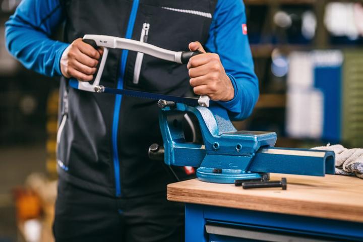 Actual product image Gedore Hacksaw, bi-metal saw blade No. 407 A, lightweight die-cast aluminium, silver/black/blue