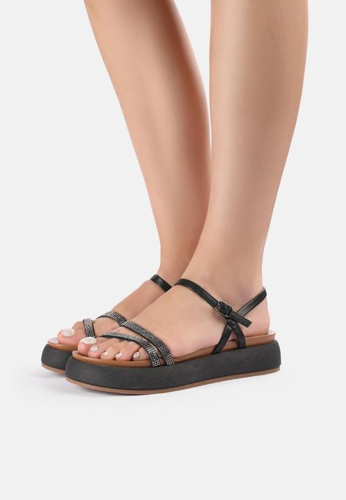 Actual product image Inuovo This comfortable and fashionable platform sandal by is a trendy eye-catcher. The model from (40)