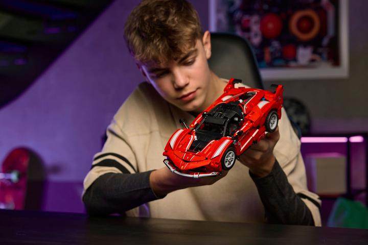 Actual product image LEGO Ferrari FXX K (42212, LEGO Technic)