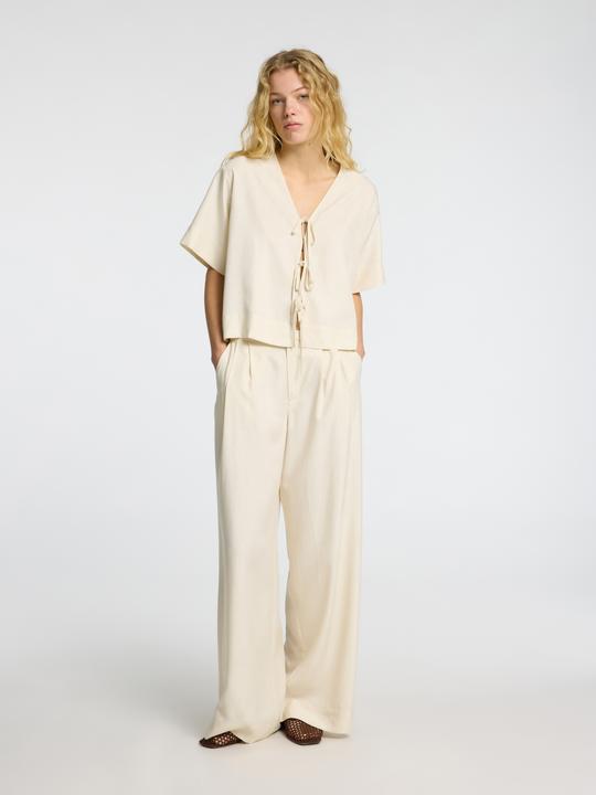 Actual product image Selected Femme Vorn gebundene Top mit V-Ausschnitt (40)