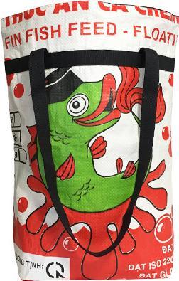 Produktbild Bekos Upcycling - Grosse Einkaufstasche aus recycelten Fischfuttersäcke rot mit grünem Fisch Graduate