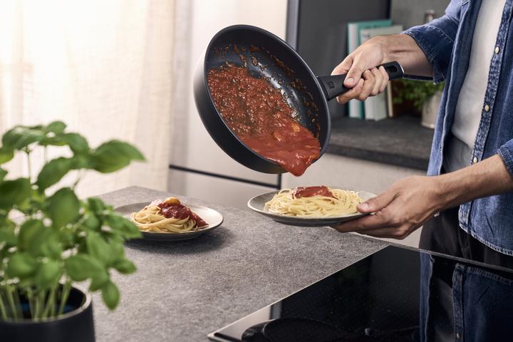 Actual product image Zwilling - Madura Plus Ceramic Saute Pan - Sort - 24 cm (24 cm, Frying pan, Aluminium)